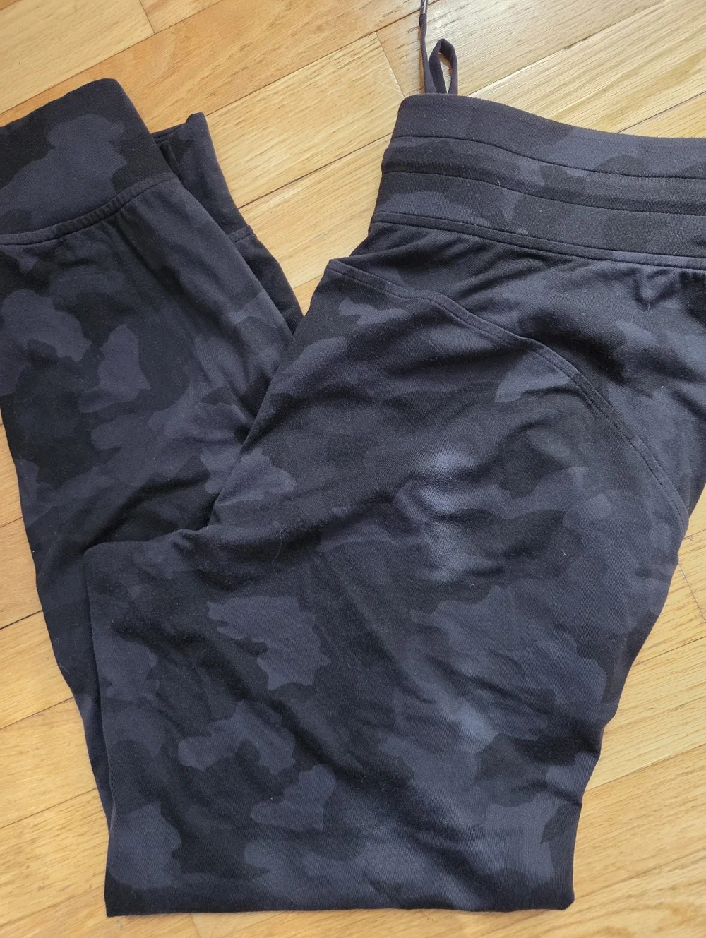 WOMENS LULULEMON BLACK/GRAY PATTERN WITH POCKETS ATHLETIC PANTS SIZE 10 (M)
